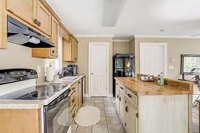 8 Mi to Lake Lanier: Guest House in Buford!