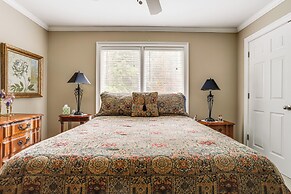 8 Mi to Lake Lanier: Guest House in Buford!