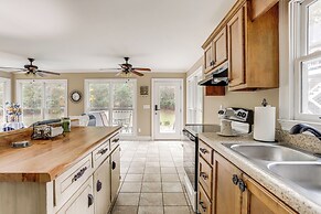 8 Mi to Lake Lanier: Guest House in Buford!