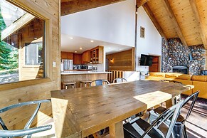 Spacious Cabin w/ 3 Decks: 4 Mi to Lake Tahoe!