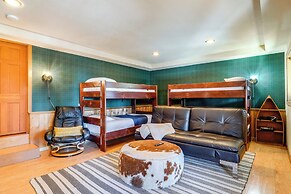 Spacious Cabin w/ 3 Decks: 4 Mi to Lake Tahoe!