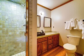 Spacious Cabin w/ 3 Decks: 4 Mi to Lake Tahoe!