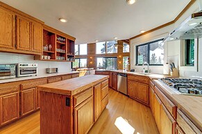 Spacious Cabin w/ 3 Decks: 4 Mi to Lake Tahoe!