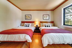 Spacious Cabin w/ 3 Decks: 4 Mi to Lake Tahoe!