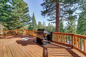 Spacious Cabin w/ 3 Decks: 4 Mi to Lake Tahoe!