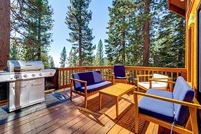 Spacious Cabin w/ 3 Decks: 4 Mi to Lake Tahoe!
