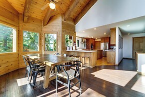 Spacious Cabin w/ 3 Decks: 4 Mi to Lake Tahoe!