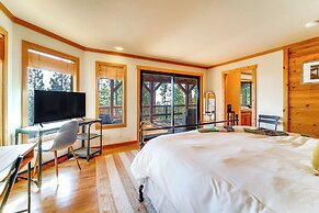 Spacious Cabin w/ 3 Decks: 4 Mi to Lake Tahoe!