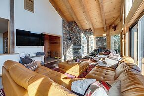 Spacious Cabin w/ 3 Decks: 4 Mi to Lake Tahoe!