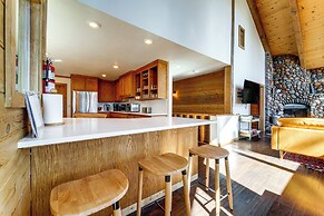 Spacious Cabin w/ 3 Decks: 4 Mi to Lake Tahoe!