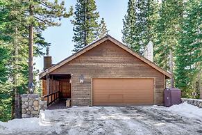 Spacious Cabin w/ 3 Decks: 4 Mi to Lake Tahoe!