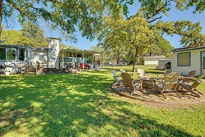 Waterfront Retreat w/ Hot Tub in Gun Barrel City!