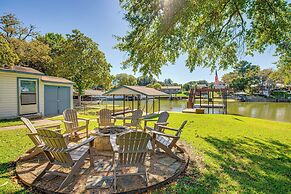 Waterfront Retreat w/ Hot Tub in Gun Barrel City!