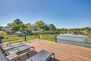 Waterfront Retreat w/ Hot Tub in Gun Barrel City!