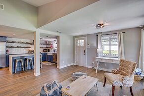 Waterfront Retreat w/ Hot Tub in Gun Barrel City!