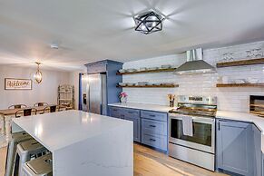 Waterfront Retreat w/ Hot Tub in Gun Barrel City!