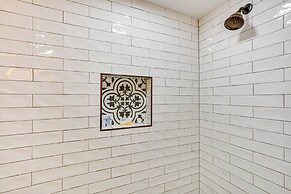 Waterfront Retreat w/ Hot Tub in Gun Barrel City!