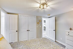 Waterfront Retreat w/ Hot Tub in Gun Barrel City!