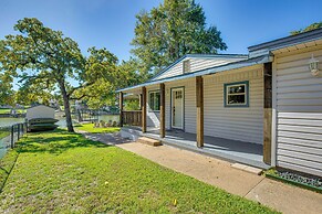 Waterfront Retreat w/ Hot Tub in Gun Barrel City!