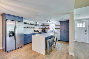 Waterfront Retreat w/ Hot Tub in Gun Barrel City!