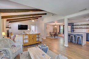 Waterfront Retreat w/ Hot Tub in Gun Barrel City!