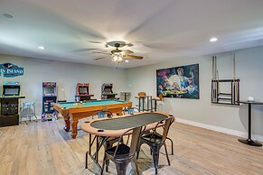 Waterfront Retreat w/ Hot Tub in Gun Barrel City!