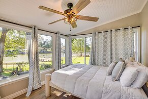 Waterfront Retreat w/ Hot Tub in Gun Barrel City!