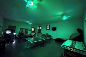 8-acre Bridgman Oasis: Pool, Hot Tub & Game Room
