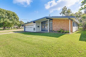 5 Mi to Texas City Dike & Beach: Home w/ Yard!