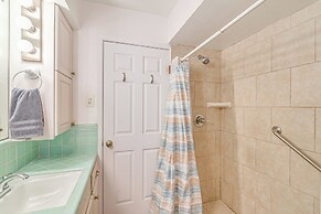 5 Mi to Texas City Dike & Beach: Home w/ Yard!