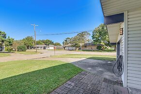 5 Mi to Texas City Dike & Beach: Home w/ Yard!