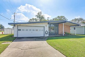 5 Mi to Texas City Dike & Beach: Home w/ Yard!