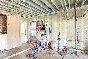 5 Mi to Texas City Dike & Beach: Home w/ Yard!