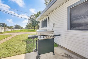 5 Mi to Texas City Dike & Beach: Home w/ Yard!