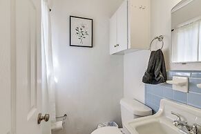 5 Mi to Texas City Dike & Beach: Home w/ Yard!