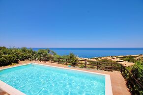 Residence with pool in Costa Paradiso