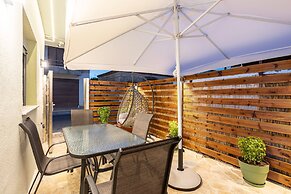 Filiatra Welcoming Hideaway - A Cozy Urban Escape