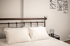 Filiatra Welcoming Hideaway - A Cozy Urban Escape