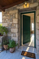 Verga Stone Haven - Seafront Waves Embrace