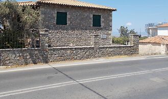 Verga Stone Haven - Seafront Waves Embrace