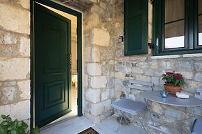 Verga Stone Haven - Seafront Waves Embrace