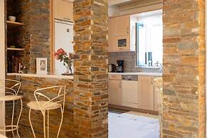 Verga Stone Haven - Seafront Waves Embrace