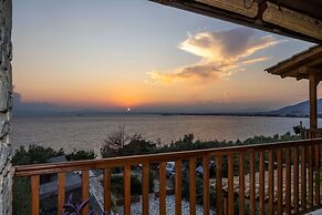 Verga Stone Haven - Seafront Waves Embrace