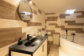 Verga Stone Haven - Seafront Waves Embrace