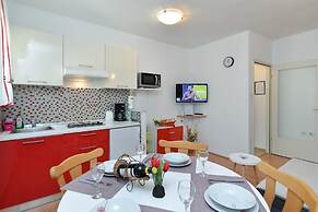 Spacious Apartment With Garden