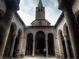 Spacious Apartment With Garden