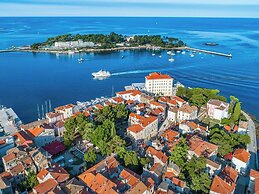 Spacious Apartment With Garden