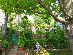 Spacious Apartment With Garden