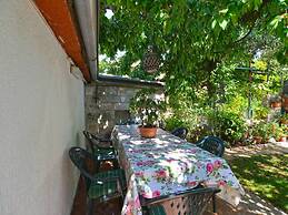 Spacious Apartment With Garden