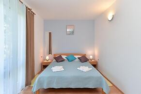 Spacious Apartment With Garden